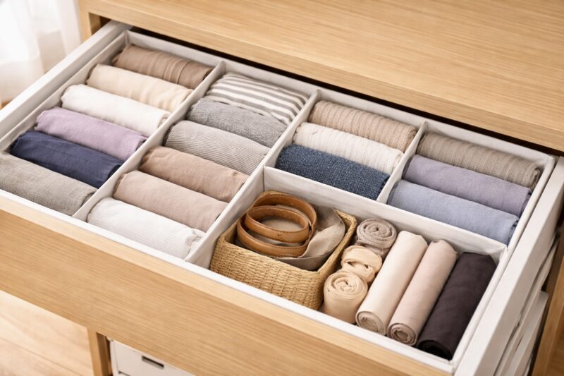 引き出し付き収納ボックスに服を立てて収納している様子。上から見て中身が確認できるクローゼット収納